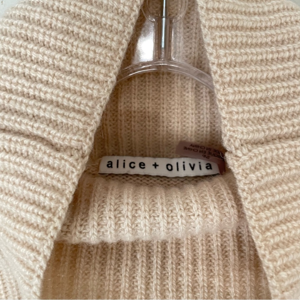 Alice + Olivia Daphney Turtleneck Tunic Sweater 
Oatmeal Size S - Picture 13 of 14